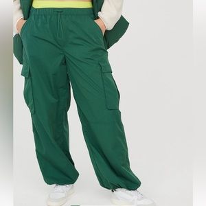 offline by aerie chill moves cargo pants (WORN ONCE PERFECT CONDITION)
